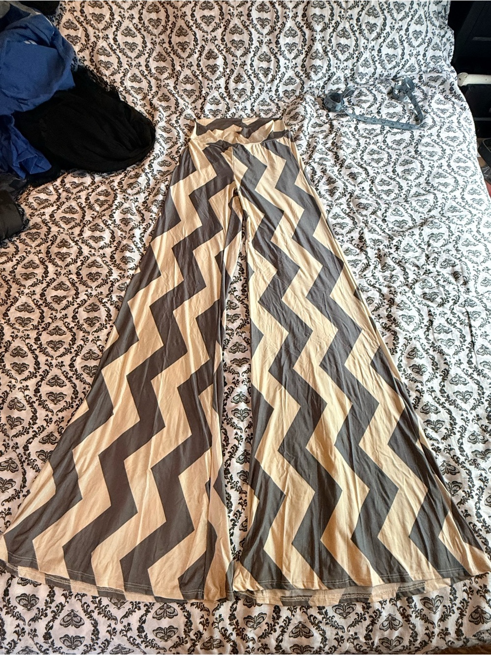 NWOT Fashionomics Gray & White Zigzag Palazzo Pants Size S